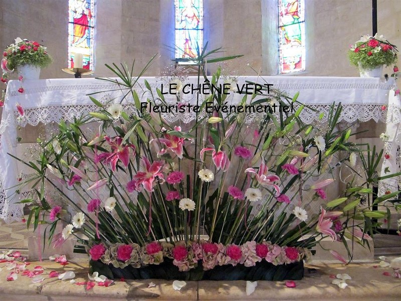 Composition florale en pièce maîtresse de l'autel de l'église,